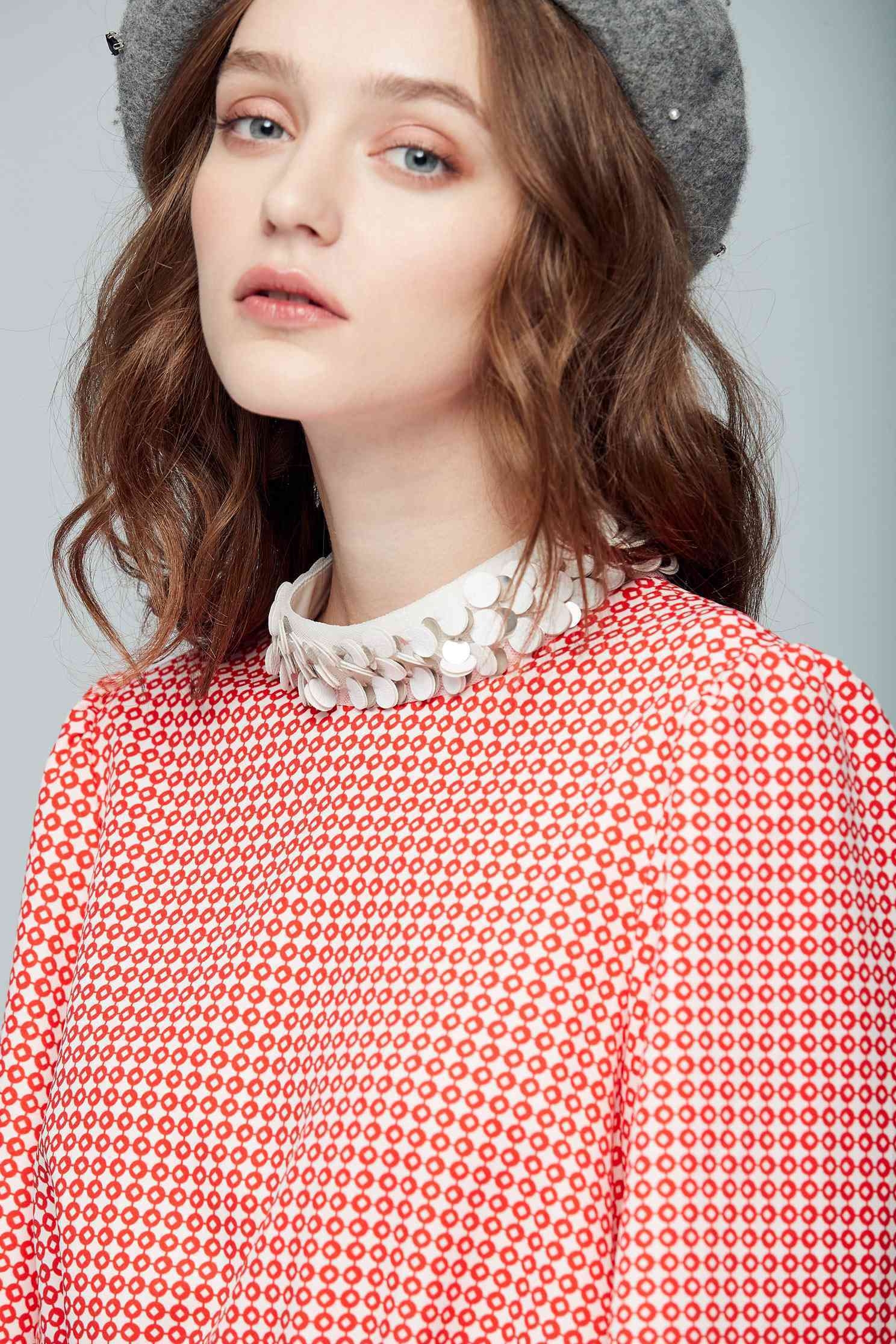 Elegant dress with lace collar