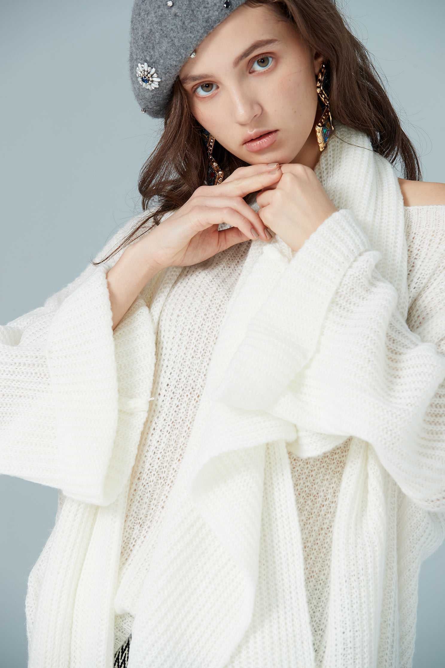 Chic lively knit top