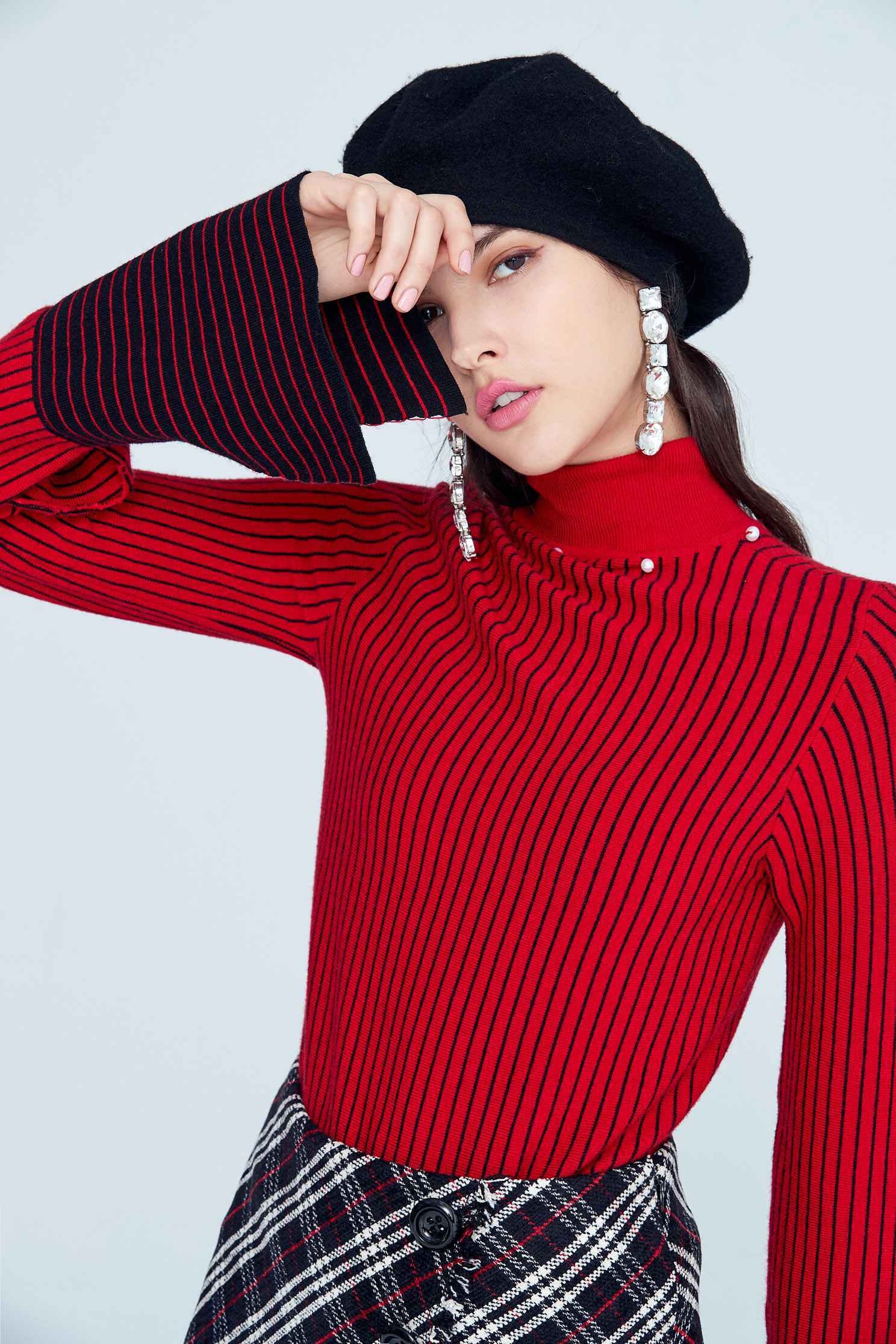High neck and wide sleeve classic design top