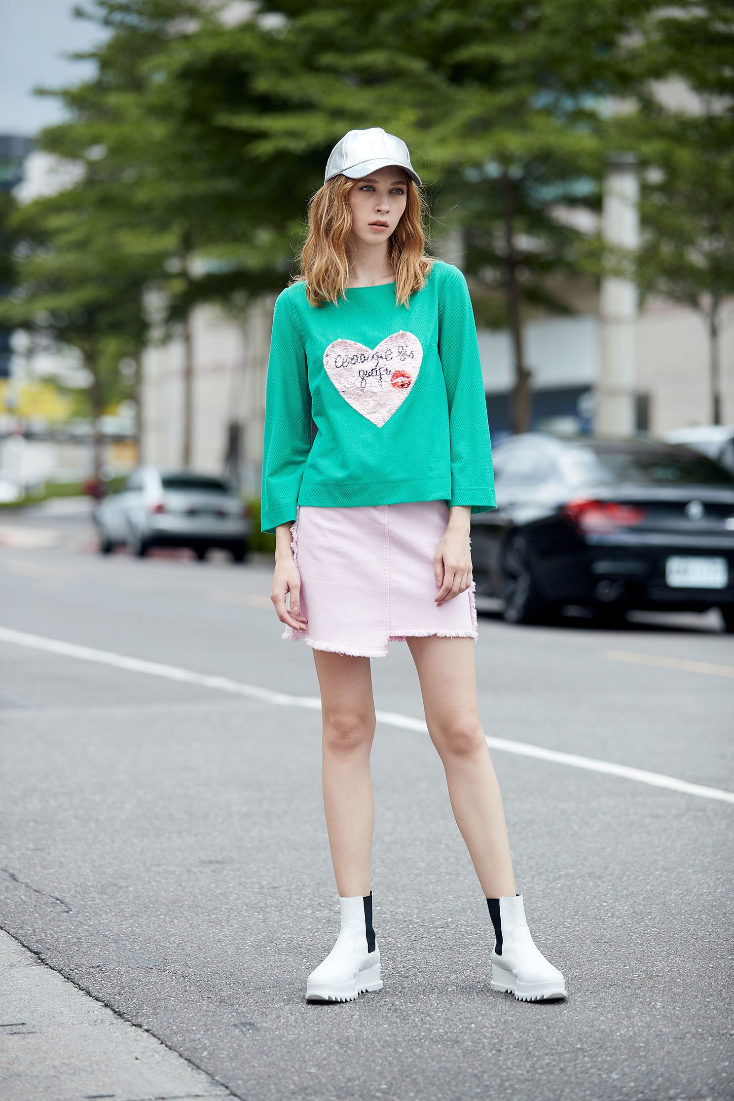 Wide collar top with heart printing