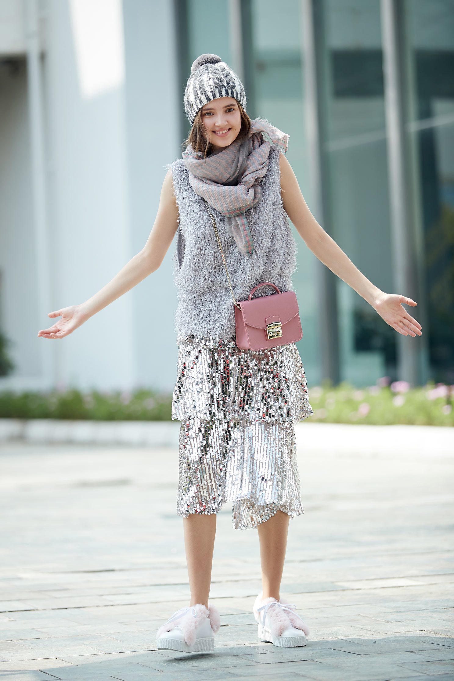 Elegant metal chain shoulder bag