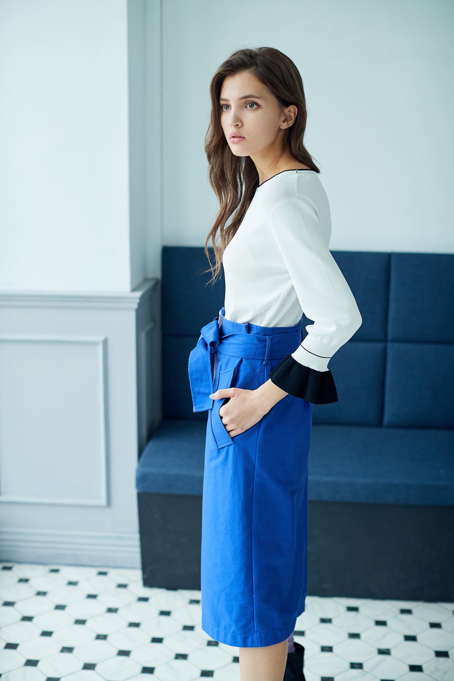 Contrast color mid-length skirt