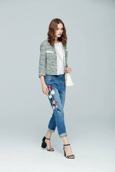 Elegant embroidered denim cropped pants