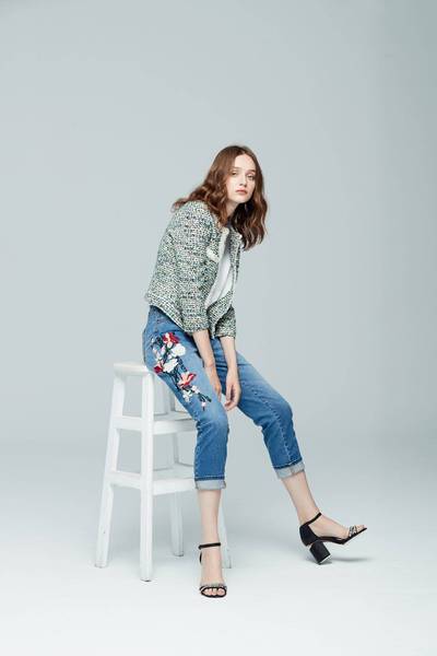 Elegant embroidered denim cropped pants