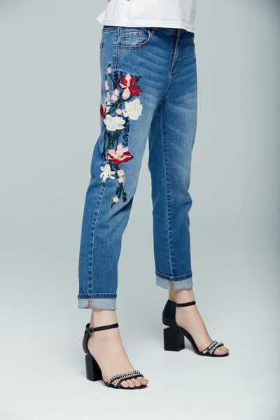 Elegant embroidered denim cropped pants