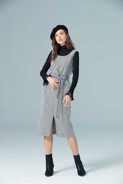 Elegant one-piece dress in stripes