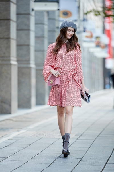 Elegant dress with lace collar