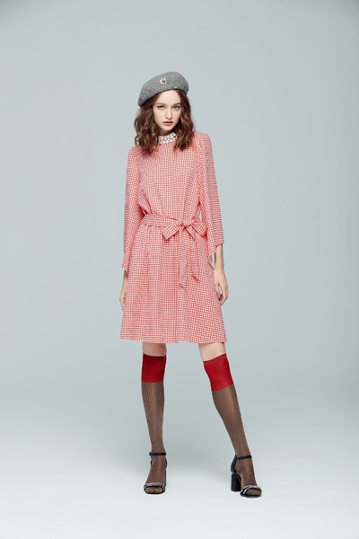 Elegant dress with lace collar