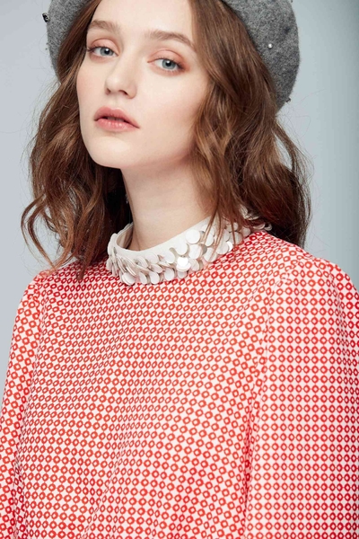 Elegant dress with lace collar
