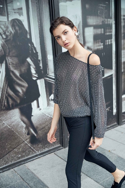 Chain totem chiffon top
