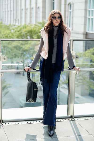 Wavy style knit long sleeve top