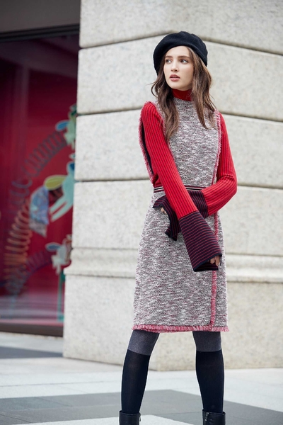 High neck and wide sleeve classic design top