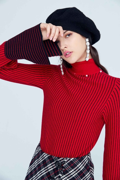High neck and wide sleeve classic design top