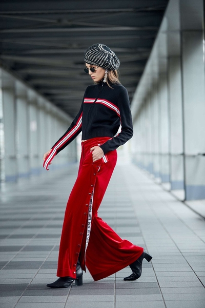 Wide leg pants with side-buckle design