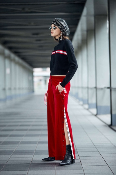 Wide leg pants with side-buckle design