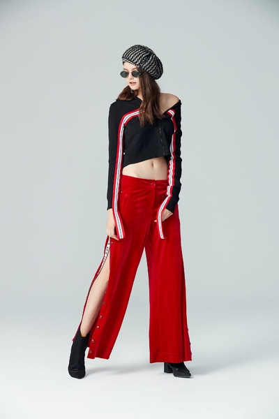 Wide leg pants with side-buckle design