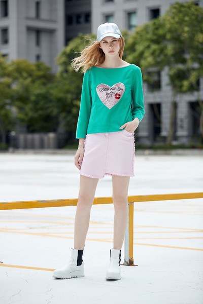 Wide collar top with heart printing