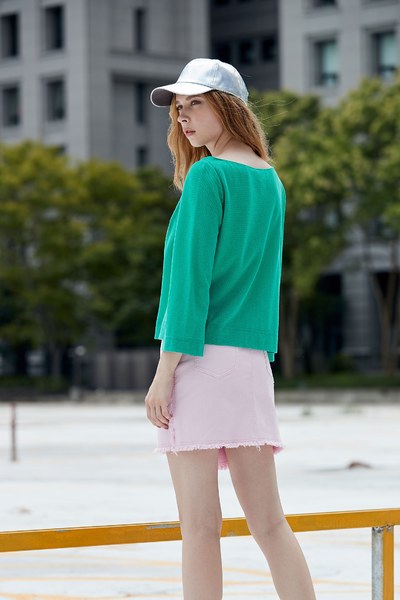 Wide collar top with heart printing