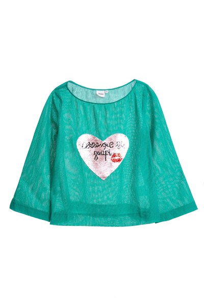 Wide collar top with heart printing