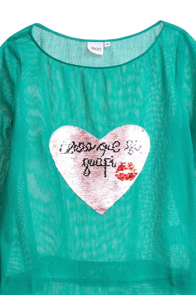 Wide collar top with heart printing