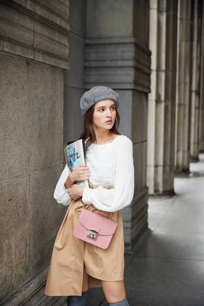 Elegant metal chain shoulder bag