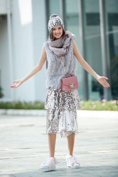 Elegant metal chain shoulder bag