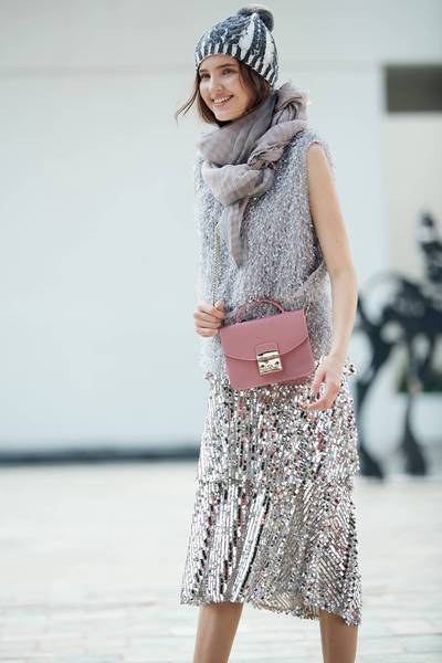 Elegant metal chain shoulder bag