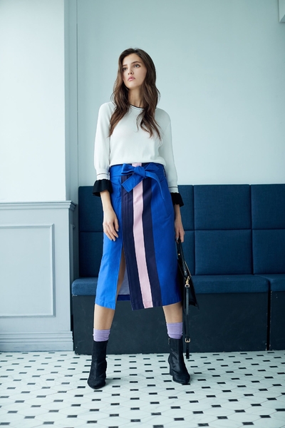 Contrast color mid-length skirt