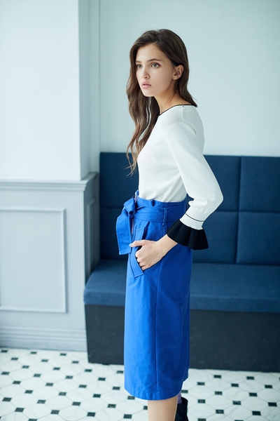 Contrast color mid-length skirt