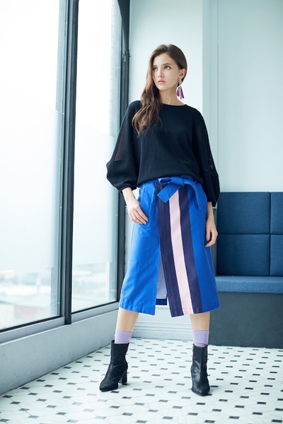 Contrast color mid-length skirt