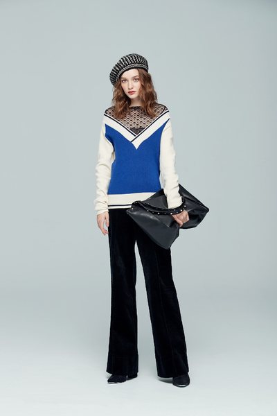 V-neck classic top
