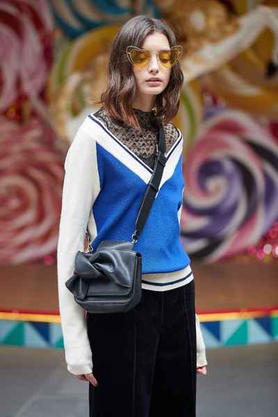 V-neck classic top