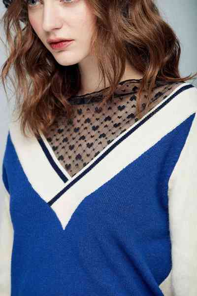 V-neck classic top